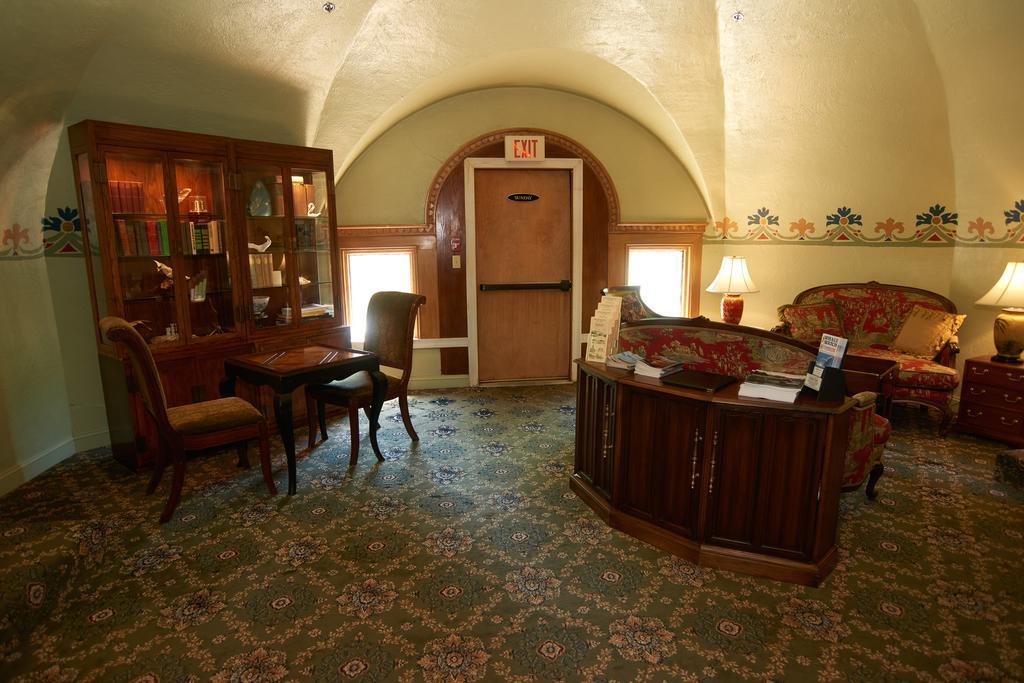 ساندويتش Belfry Inn And Bistro المظهر الخارجي الصورة
